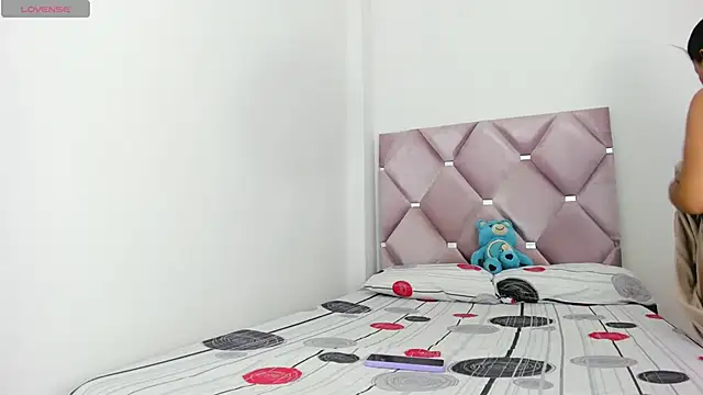 SaraNixx online show from December 2025 12:40:02 AM