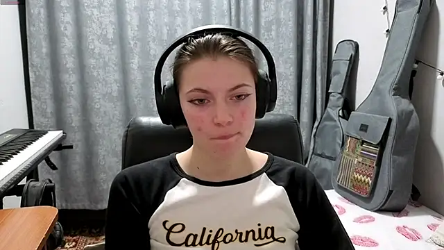 CutieAnny online show from April 2026 08:20:02 PM