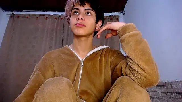 DaraKat18 online show from April 2026 10:18:01 PM