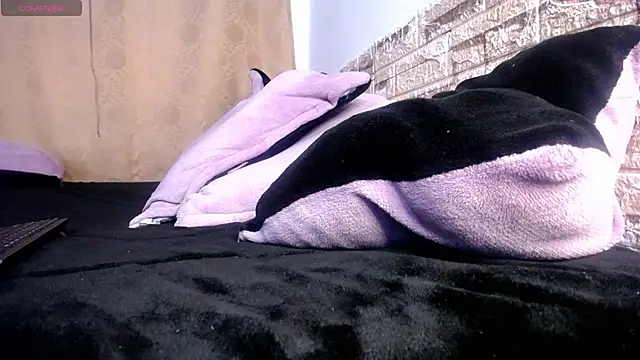 DaraKat18 online show from April 2026 10:34:02 PM