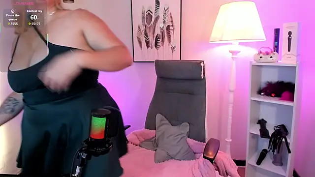 hollie joliie online show from March 2026 12:05:03 PM