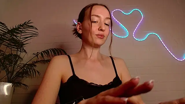 WhitePrincessLuna online show from April 2026 06:10:01 PM