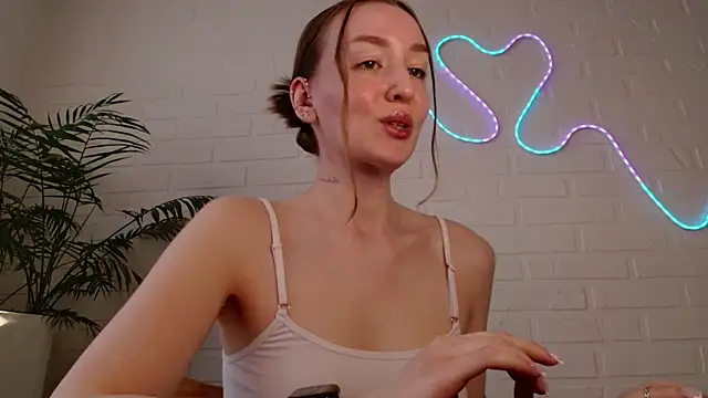 WhitePrincessLuna online show from April 2026 02:08:01 PM