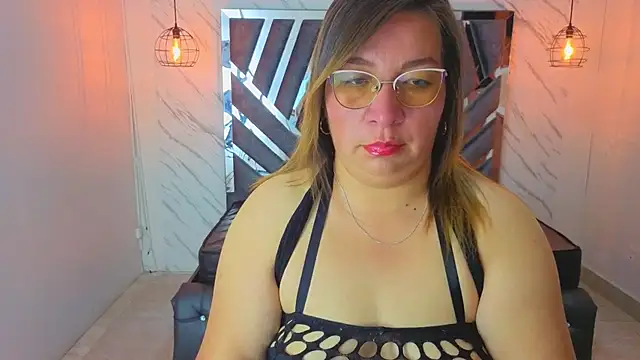 Snapshot of MaylinRosse_ chatting on June 2026 06:19:01 PM MaylinRosse online show from June 2026 06:19:01 PM