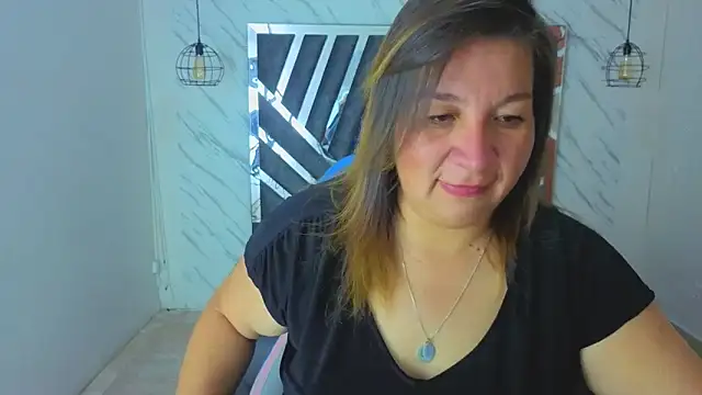 Snapshot of MaylinRosse_ chatting on June 2026 07:15:01 PM MaylinRosse online show from June 2026 07:15:01 PM