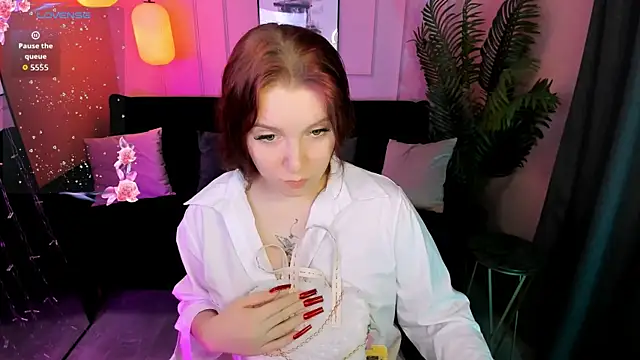 Layla Glam online show from April 2026 02:11:01 PM