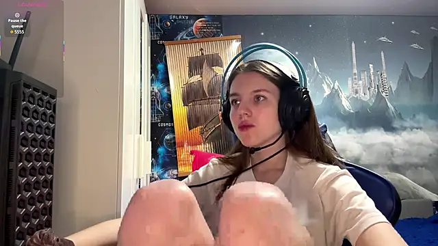 Elira Breeze online show from April 2026 12:40:02 PM