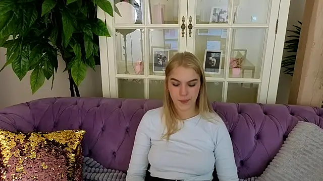 AlinaLiii online show from April 2026 07:30:02 PM