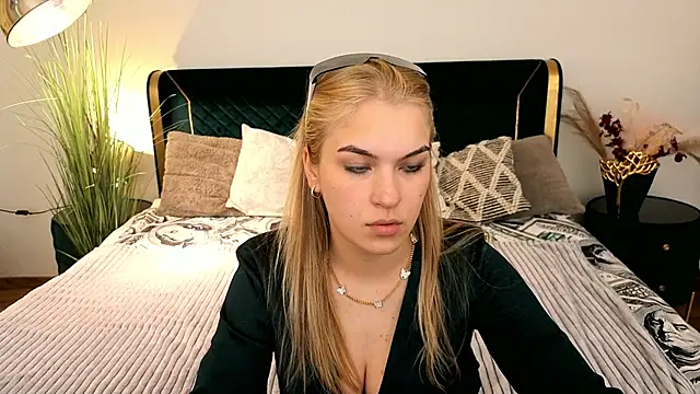 AlinaLiii online show from April 2026 12:52:02 PM