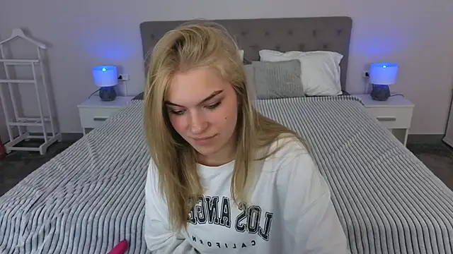 AlinaLiii online show from April 2026 07:52:01 PM