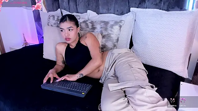 Snapshot of NaylaGrey chatting on June 2026 11:33:01 AM NaylaGrey online show from June 2026 11:33:01 AM