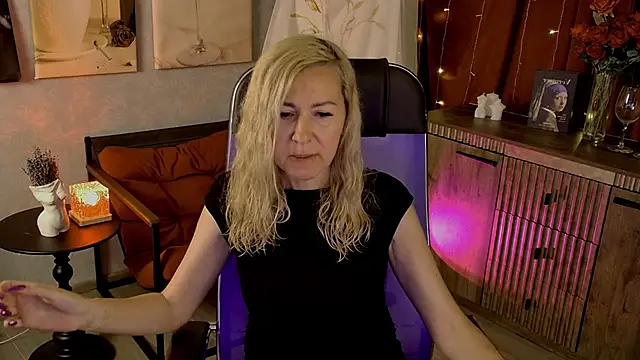 Snapshot of DonnaSmitth chatting on June 2026 07:11:01 PM DonnaSmitth online show from June 2026 07:11:01 PM