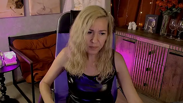 Snapshot of DonnaSmitth chatting on June 2026 07:01:01 PM DonnaSmitth online show from June 2026 07:01:01 PM