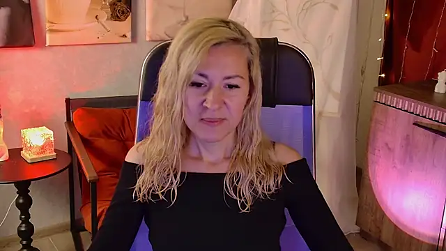 Snapshot of DonnaSmitth chatting on July 2026 06:40:02 PM DonnaSmitth online show from July 2026 06:40:02 PM