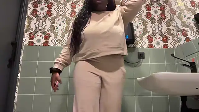 nanaisbackk online show from December 2025 11:10:02 PM