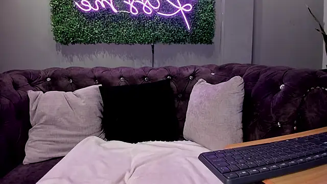 scarlettvelvet  online show from October 2025 06:01:01 PM