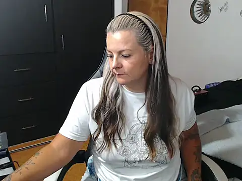 perlagoloza05 online show from October 2025 03:26:01 AM