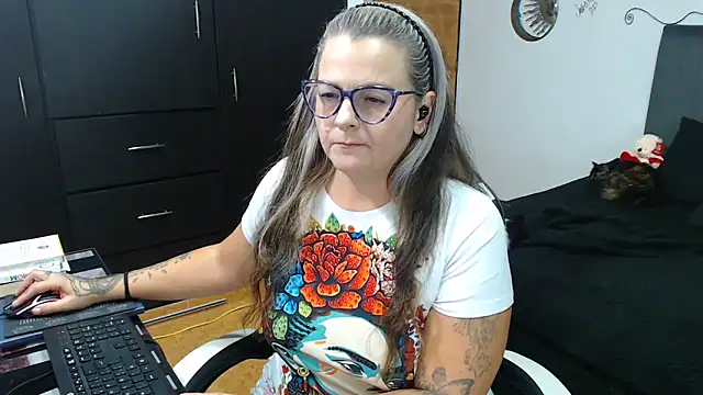 perlagoloza05 online show from October 2025 03:43:02 AM