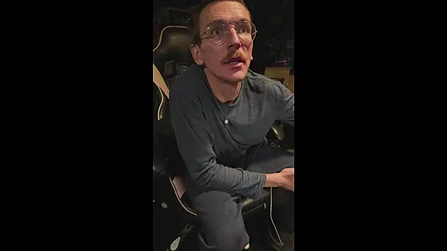 AverageMaleJay online show from November 2025 02:43:02 AM