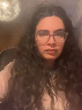 luciamaria01 online show from October 2025 04:39:02 PM