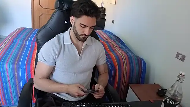 Al3xox02 online show from April 2026 11:58:01 AM