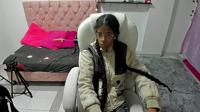 thianahorny online show from December 2025 10:01:01 AM