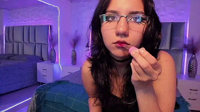 HollyPeach online show from December 2025 07:53:01 PM