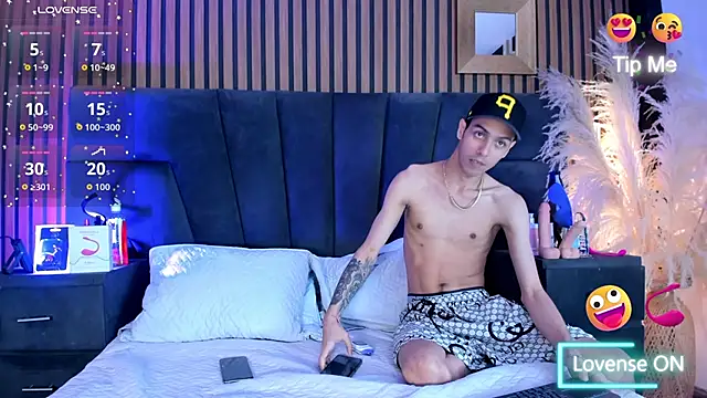 Snapshot of DerryAndIzzy chatting on December 2025 04:51:01 AM DerryAndIzzy online show from December 2025 04:51:01 AM