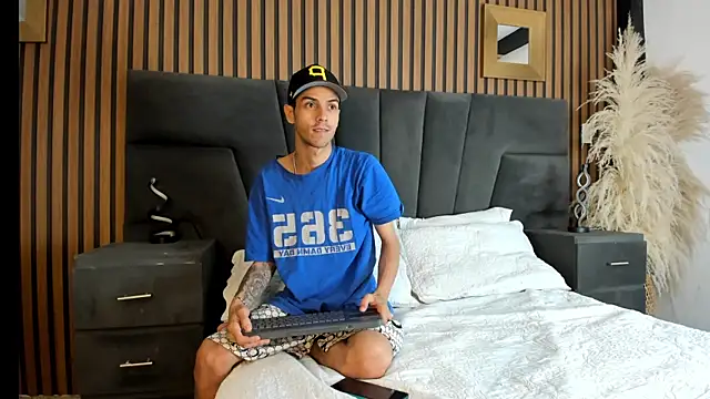 Snapshot of DerryAndIzzy chatting on January 2026 04:06:02 AM DerryAndIzzy online show from January 2026 04:06:02 AM