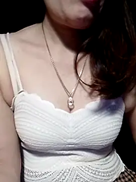 YiyinLy online show from April 2026 09:17:02 PM