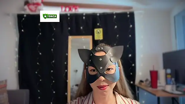 Snapshot of _Nefertiti chatting on June 2026 02:04:01 PM Nefertiti online show from June 2026 02:04:01 PM