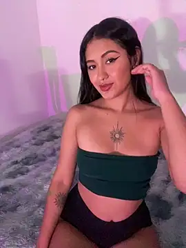 Snapshot of Emilux_ chatting on April 2026 06:16:02 PM Emilux online show from April 2026 06:16:02 PM