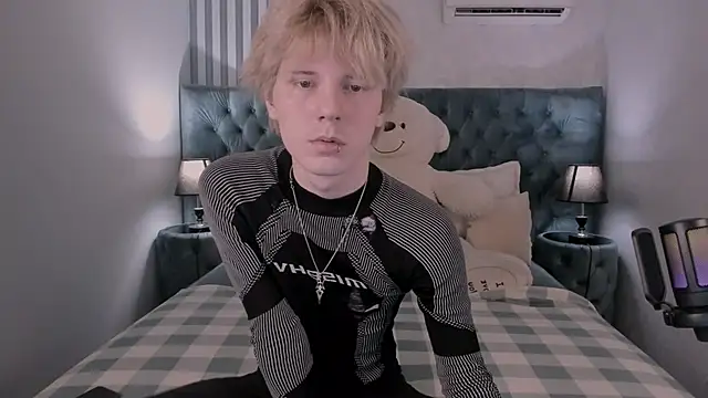 KevinMilky online show from November 2025 03:01:02 PM