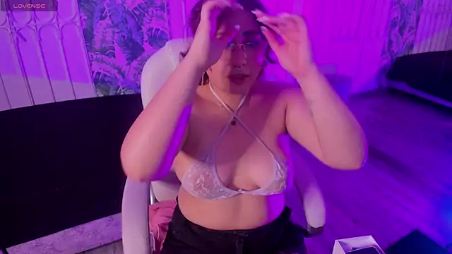 littlee red online show from April 2026 08:03:01 PM