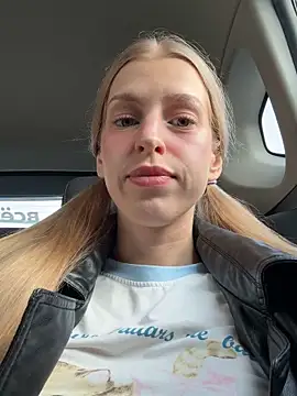 kira mia online show from April 2026 03:49:02 PM