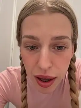 kira mia online show from April 2026 04:45:02 PM