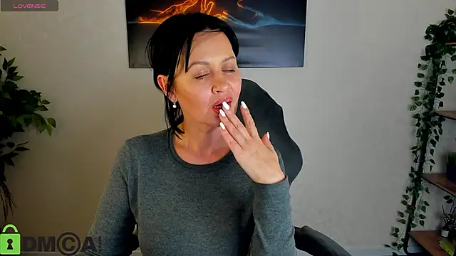 Sara Devills online show from April 2026 01:41:01 PM