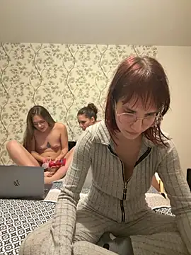 Snapshot of _HeraLuna_ chatting on February 2026 12:03:01 AM HeraLuna online show from February 2026 12:03:01 AM