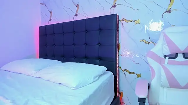 Scarlet DLuce online show from April 2026 09:02:01 AM