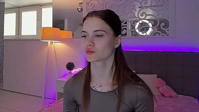 LuisaClover online show from April 2026 12:32:01 PM