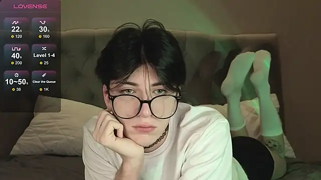 Snapshot of Oliver_star_boy_ chatting on February 2026 08:12:01 PM Oliver star boy online show from February 2026 08:12:01 PM