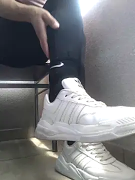 Xeena  online show from November 2025 05:22:01 PM