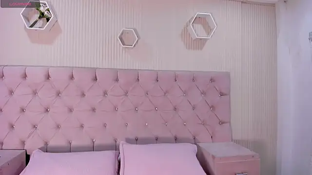 ZarinaWynne online show from June 2026 02:32:02 PM