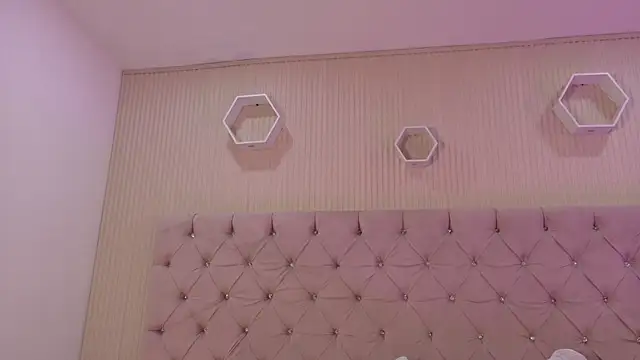 ZarinaWynne online show from July 2026 01:51:02 PM