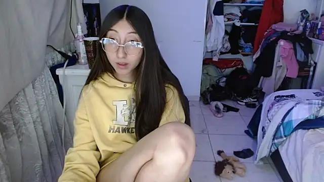 Snapshot of Nanylux chatting on December 2025 04:00:02 AM Nanylux online show from December 2025 04:00:02 AM