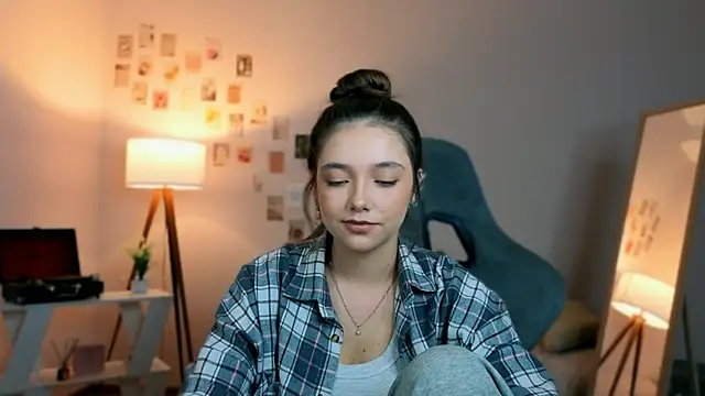 Vexorine online show from April 2026 07:39:01 PM