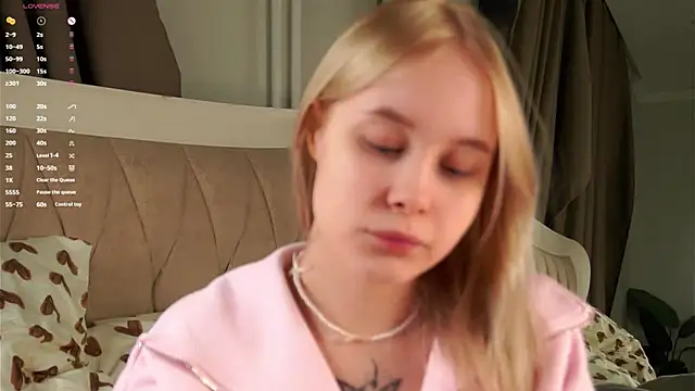 AunclreaVache online show from April 2026 11:08:02 AM