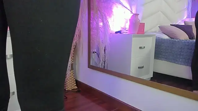 Lizzi Hotman  online show from April 2026 08:45:02 PM