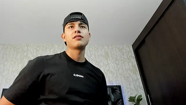 Lander Cruz online show from July 2026 08:11:01 PM
