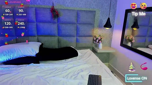 emilyy r online show from December 2025 07:09:01 PM